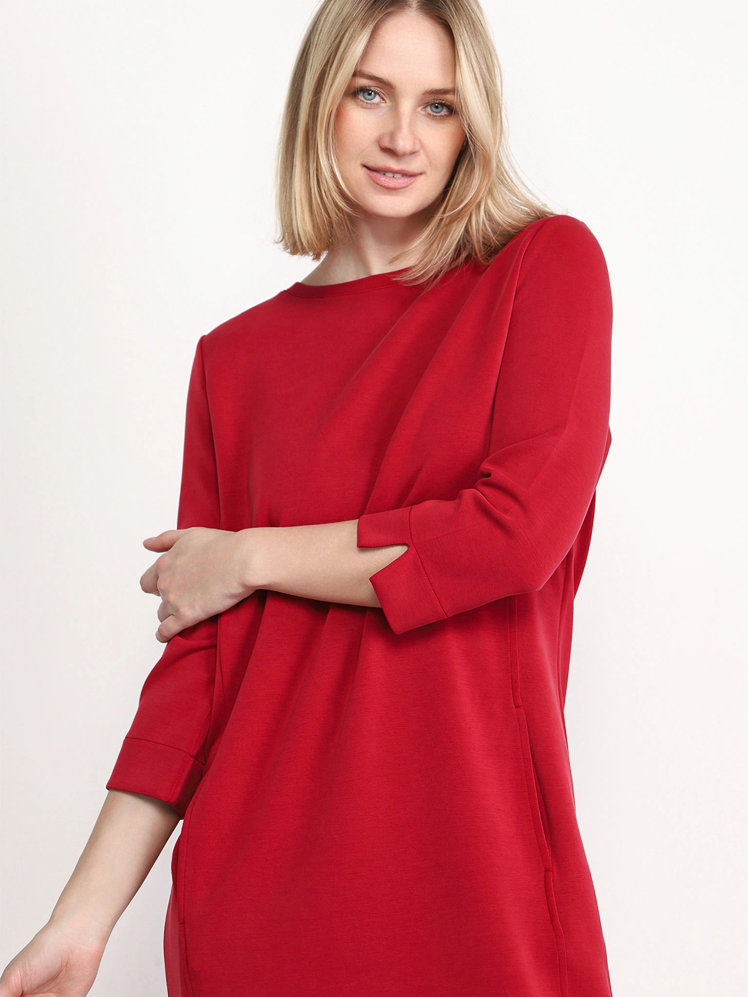 Платье бордового цвета прямого кроя с карманами